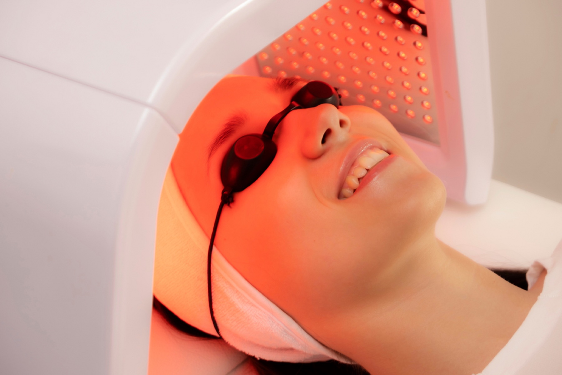LED red light facial treatment